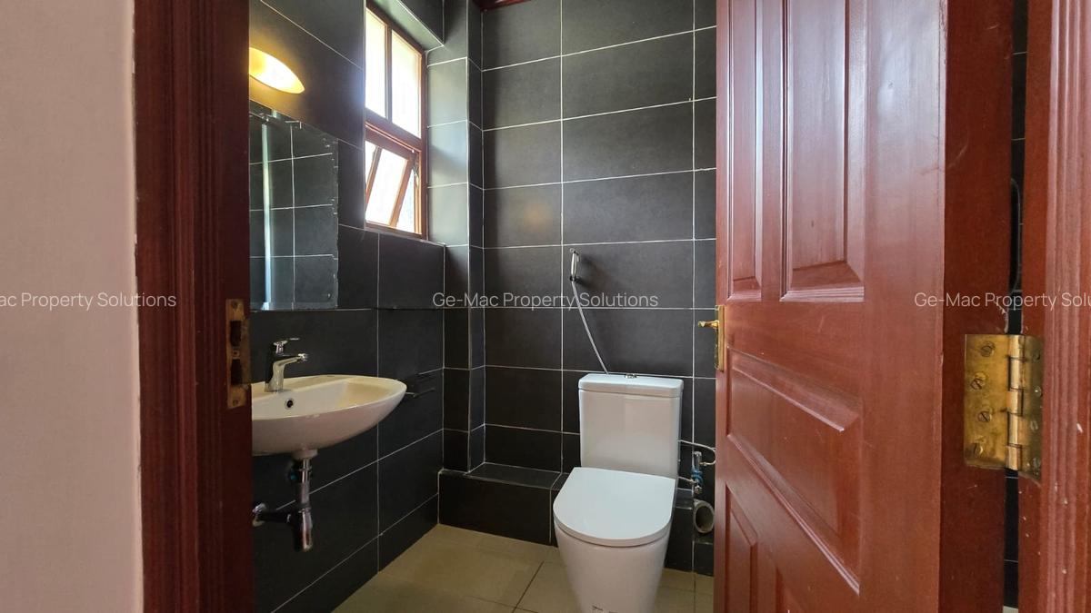 4 Bed House with En Suite in Lavington - 13