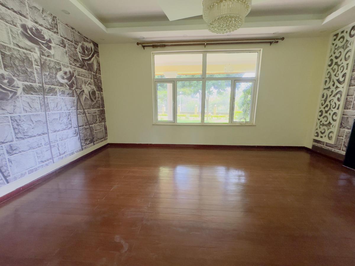 5 Bed House with En Suite at Mimosa Drive - 12