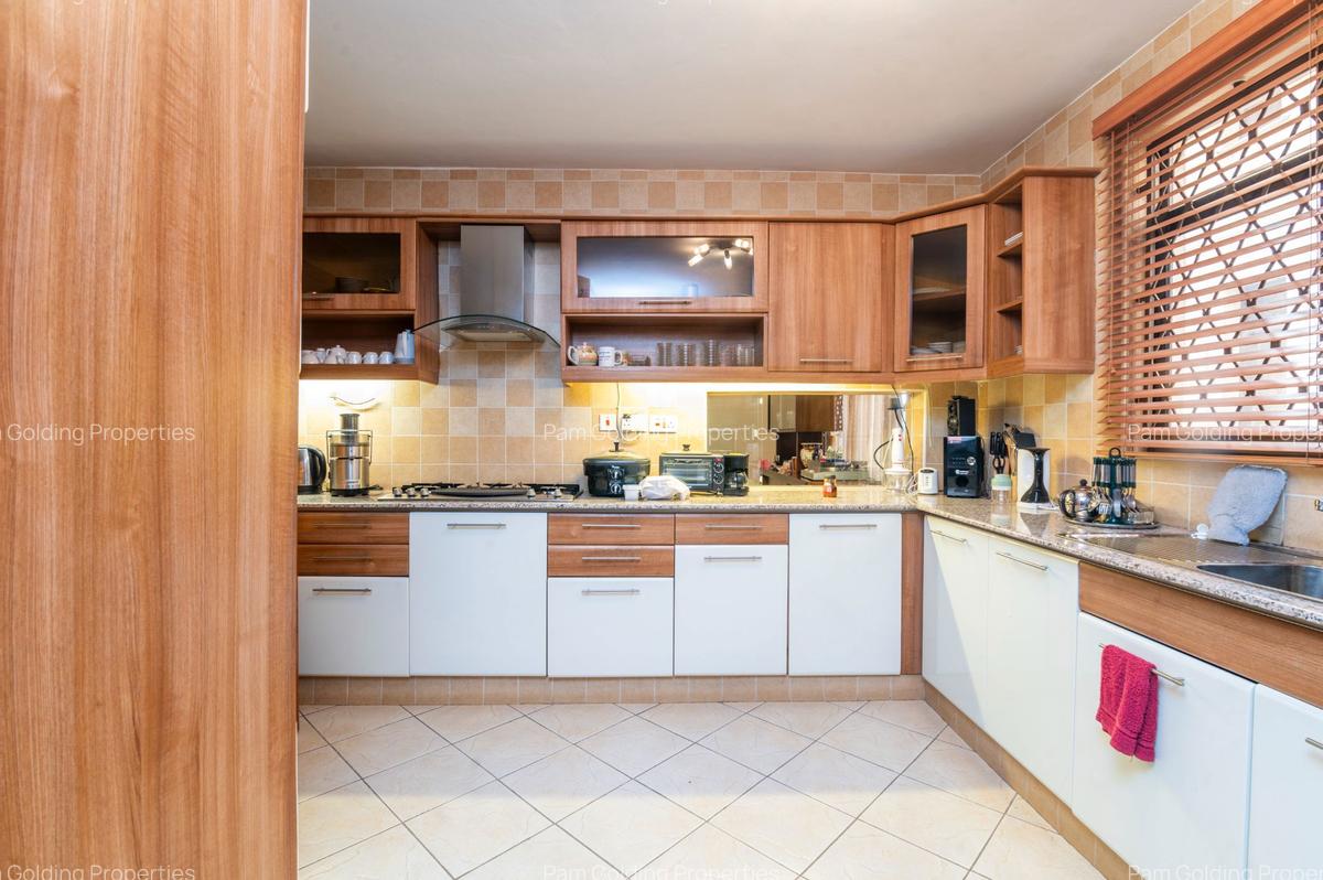 3 Bed Apartment with En Suite at Batu Batu Road - 10