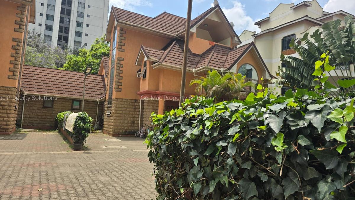 5 Bed House with En Suite in Lavington - 1