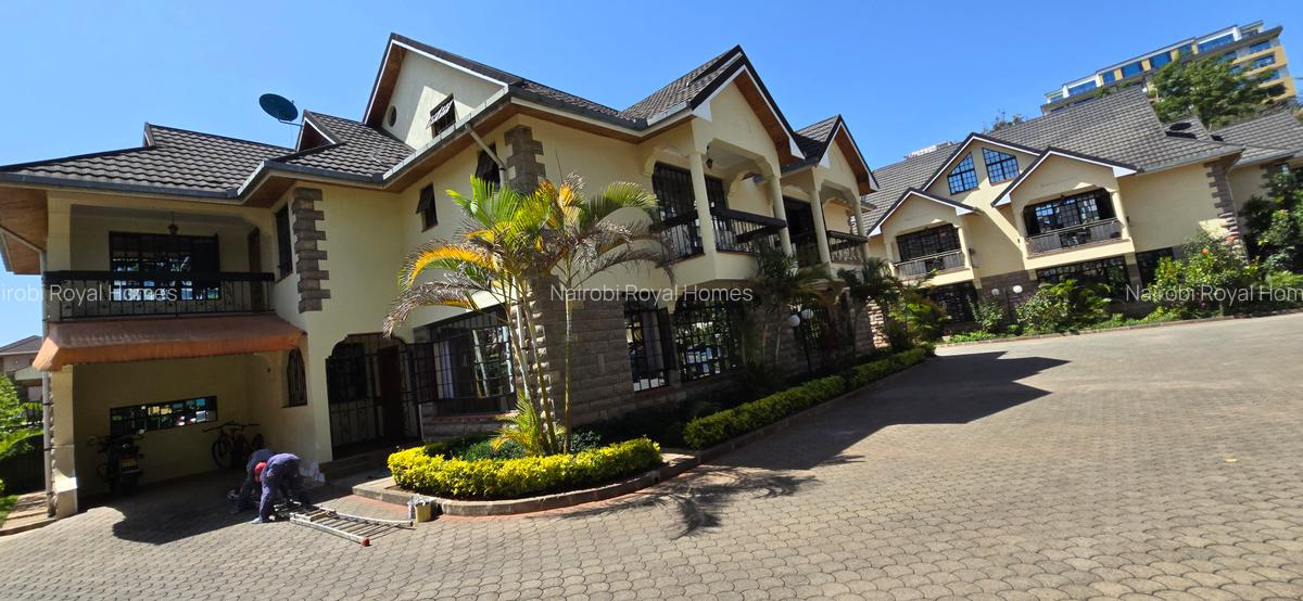 5 Bed Townhouse with En Suite at Lavington Green - 3