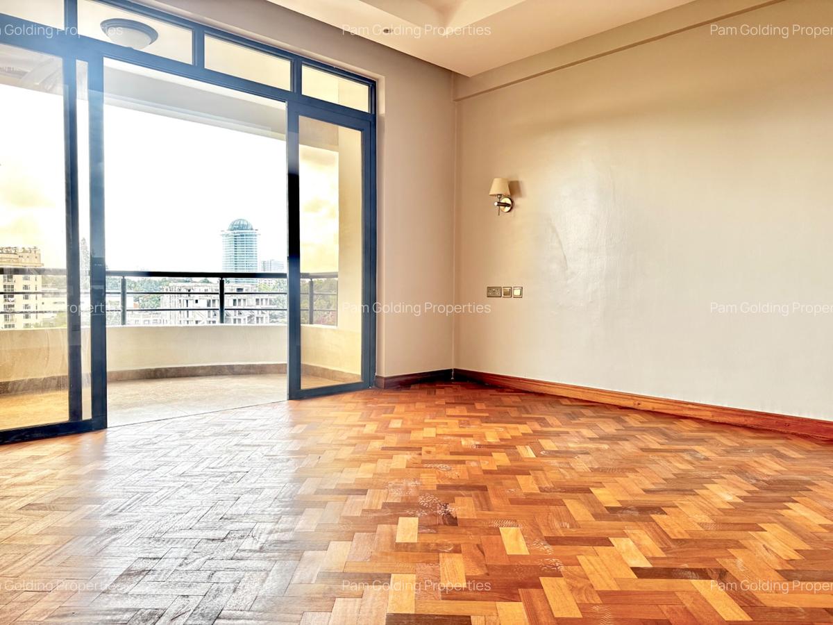 4 Bed Apartment with En Suite in Riverside - 14