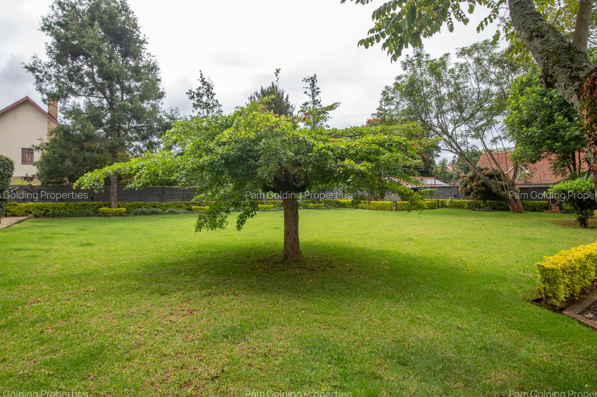 5 Bed House with En Suite in Runda - 12