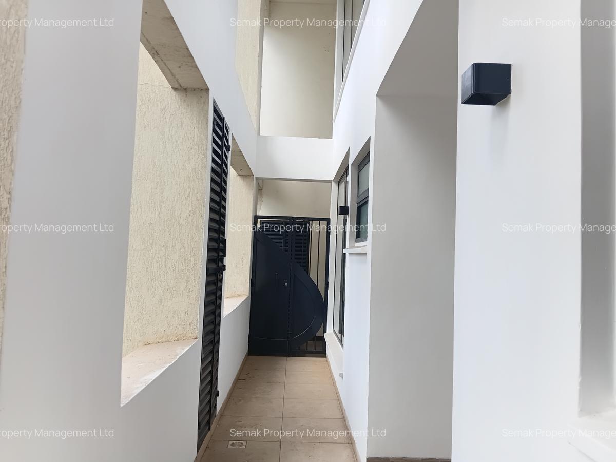 3 Bed Apartment with En Suite in Riverside - 2