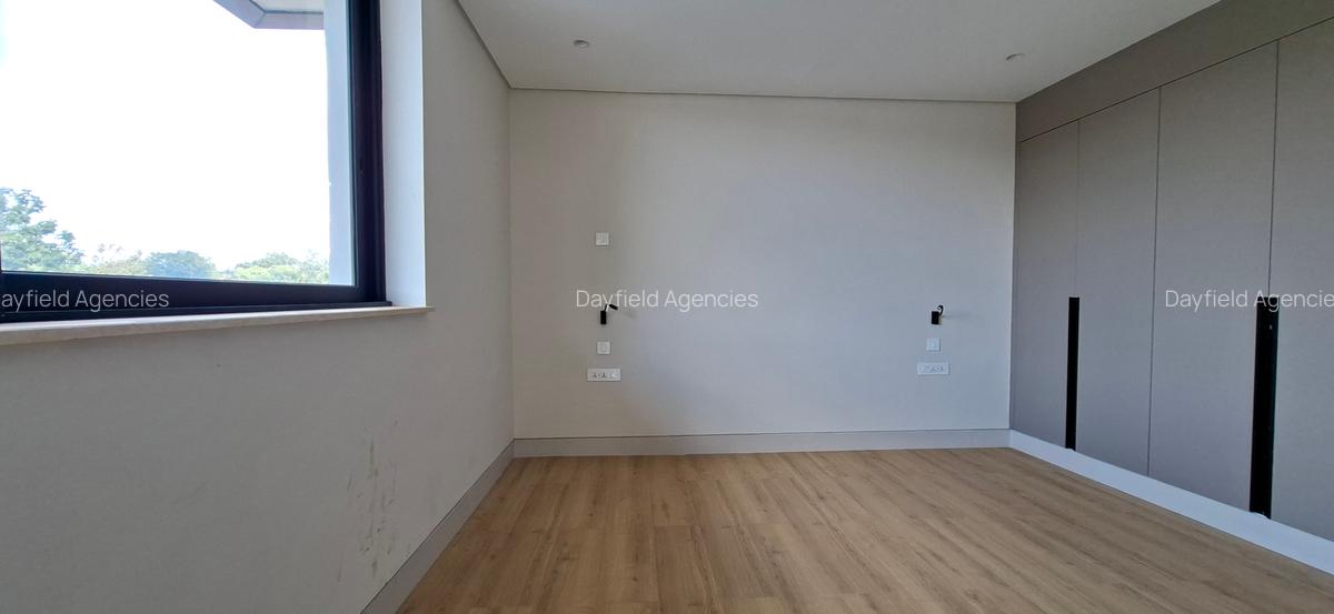 5 Bed House with En Suite at Off Grevillea Grove - 8