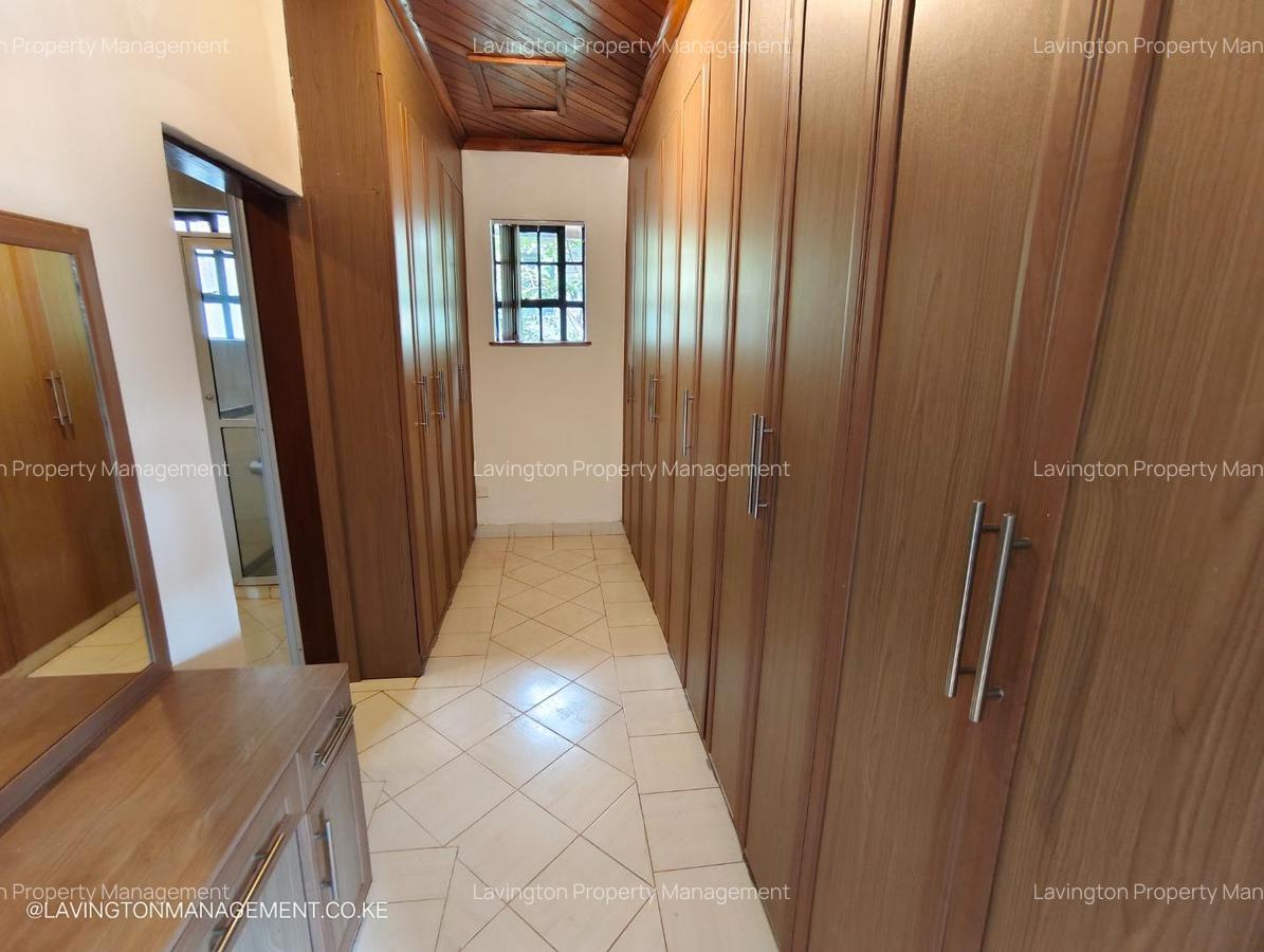 5 Bed Villa with En Suite at Lavington Green - 8