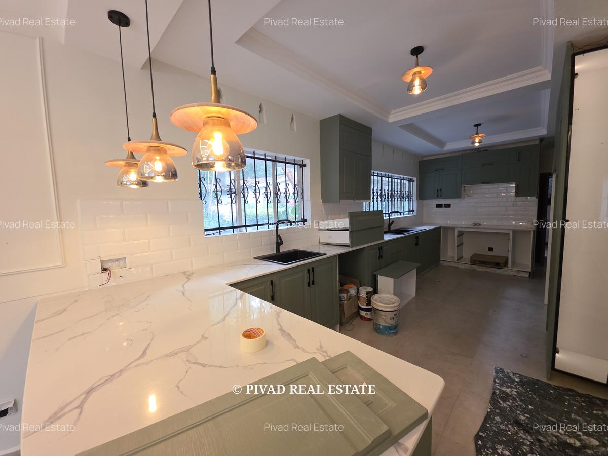 4 Bed House with Garden in Rosslyn - 6