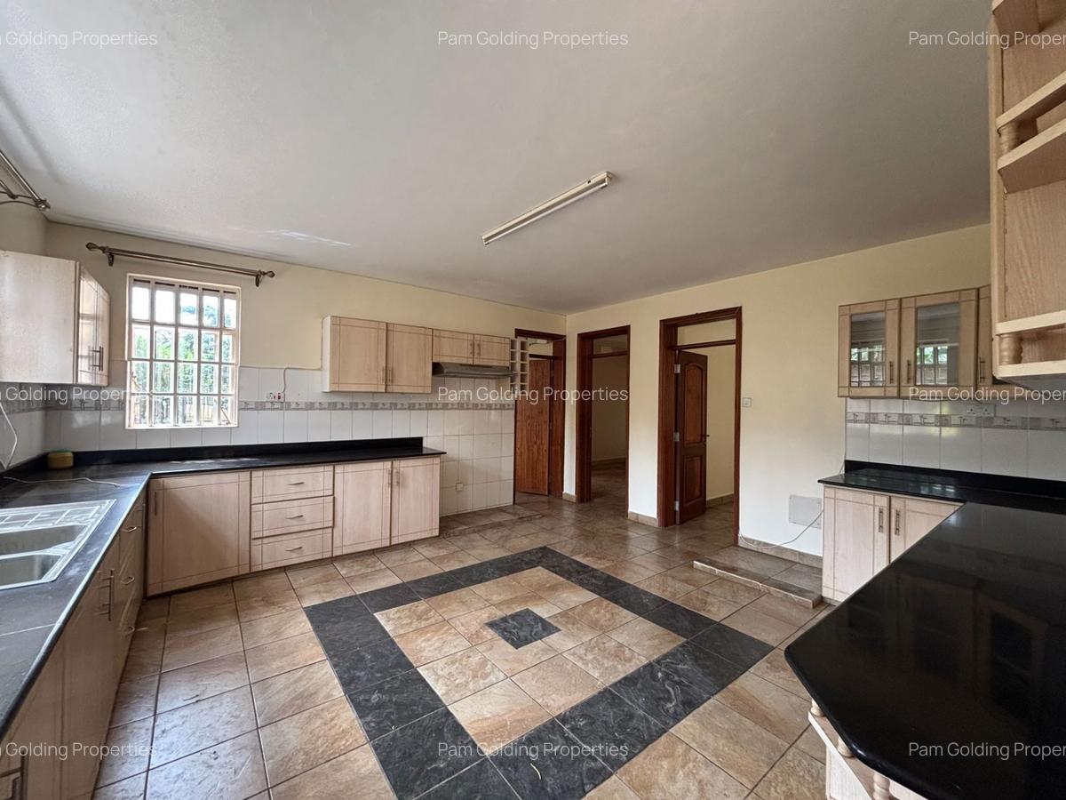 4 Bed House with En Suite in Rosslyn - 5