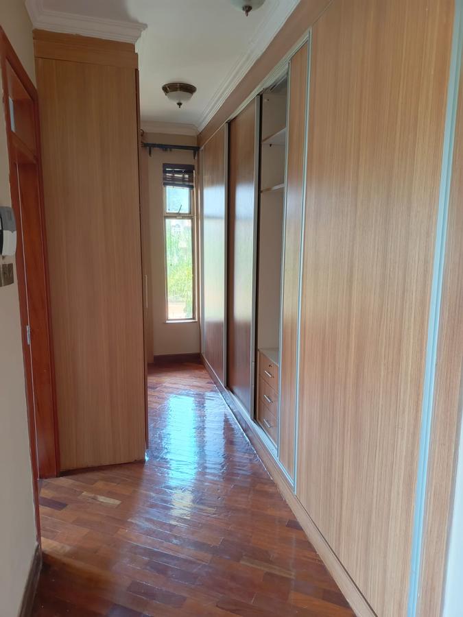 4 Bed House with En Suite in Ridgeways - 16