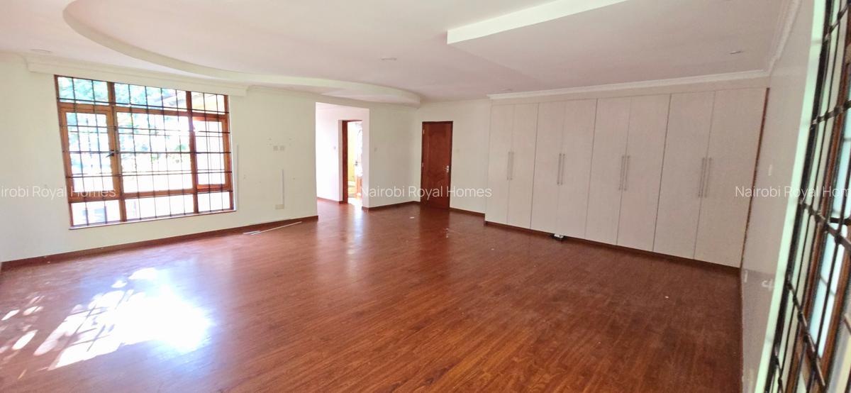 5 Bed House with En Suite at Mimosa Drive - 12