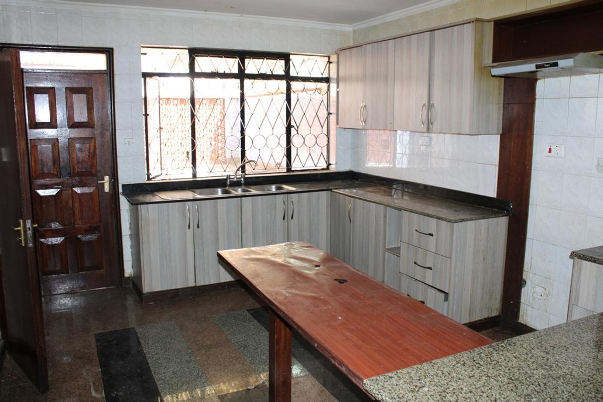5 Bed Townhouse with En Suite in Brookside - 4