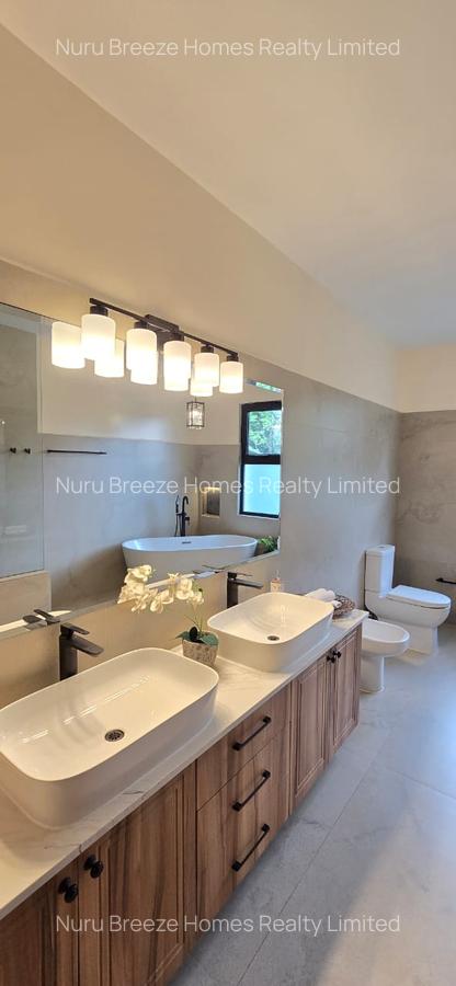 5 Bed House with En Suite in Runda - 8