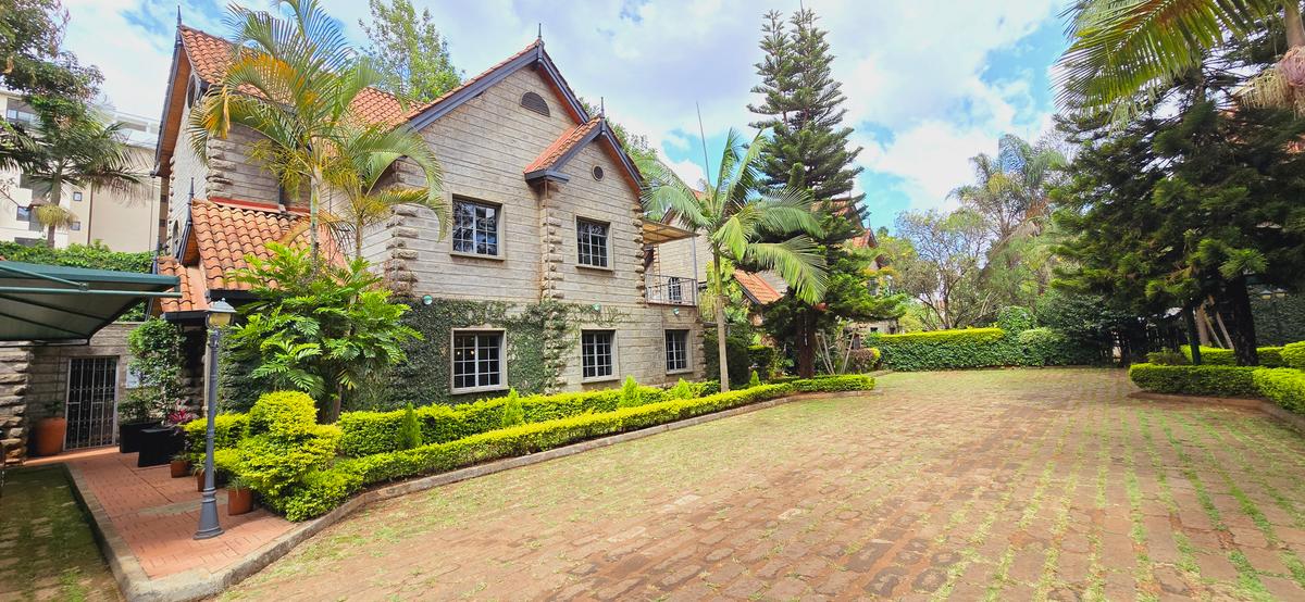 4 Bed Villa with En Suite at Othaya Road - 1