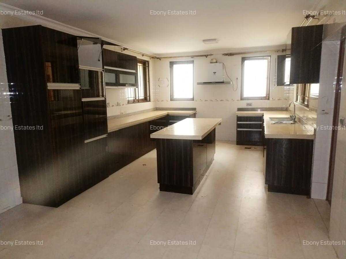 5 Bed Townhouse with En Suite in Lavington - 14