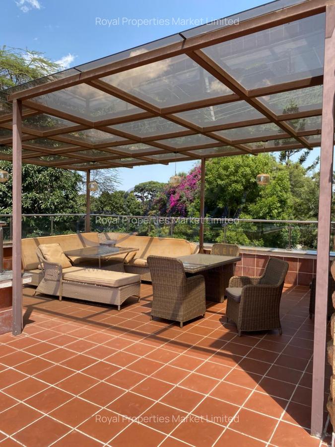 6 Bed House with En Suite in Lavington - 14