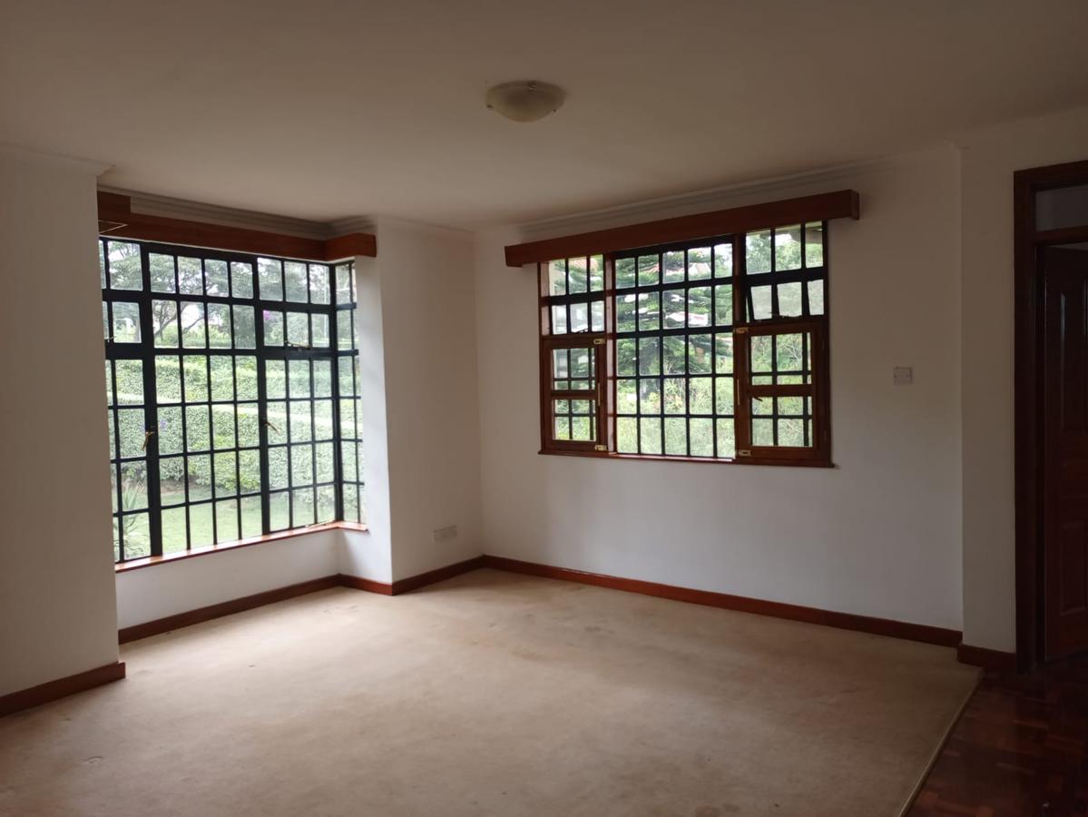 4 Bed House with En Suite in Rosslyn - 12