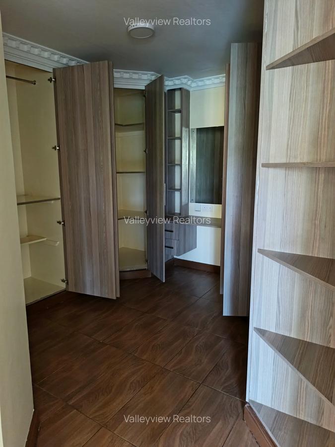 5 Bed Townhouse with En Suite at Lavington - 19