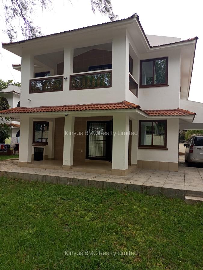 4 Bed Villa at Green Wood Drive - 2