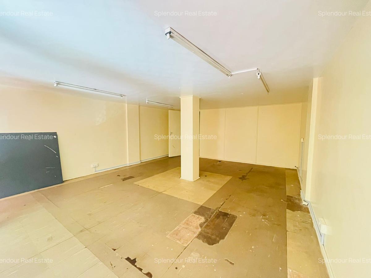 1,000 ft² Commercial Property with Service Charge Included in Parklands - 7