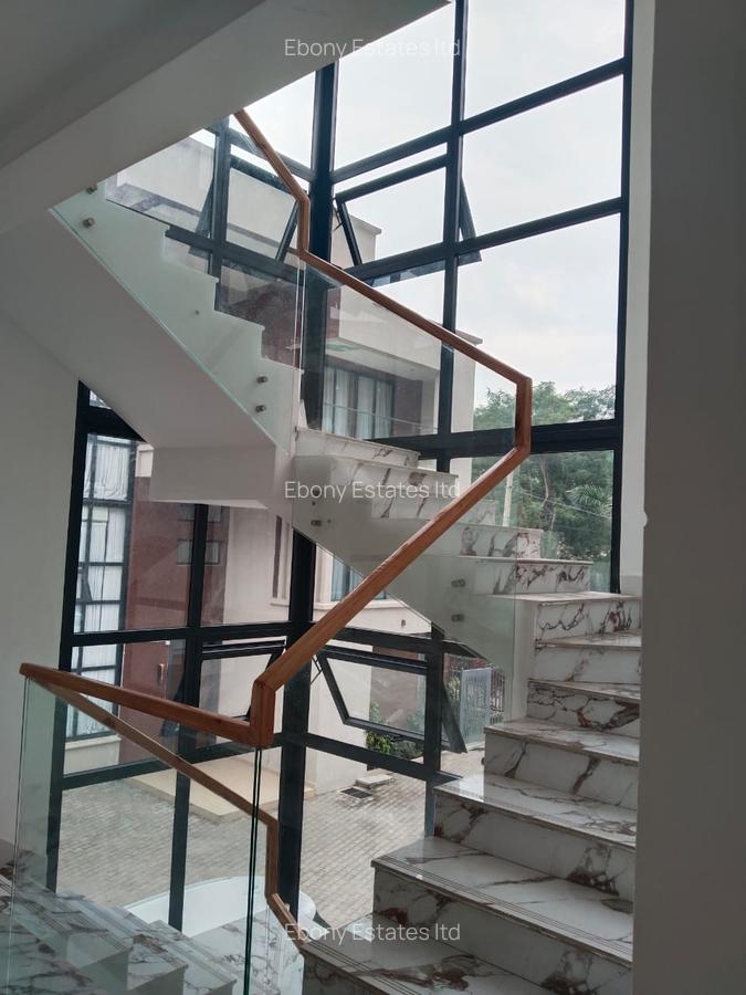 5 Bed Townhouse with En Suite in Lavington - 12