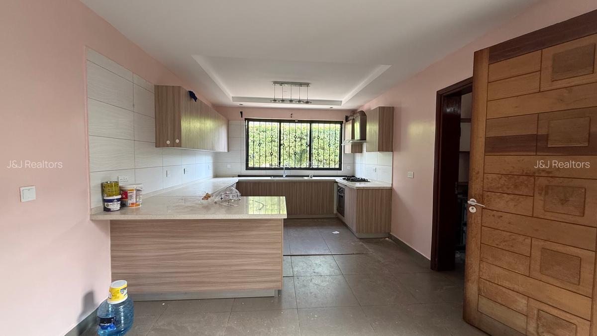 4 Bed Townhouse with En Suite in Lavington - 10