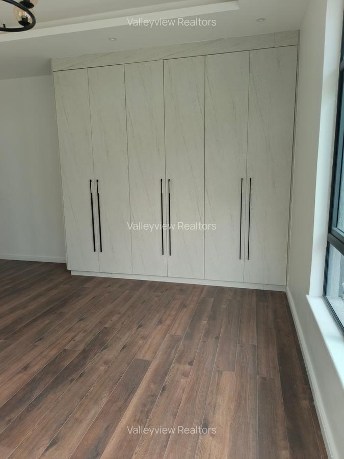 5 Bed Townhouse with En Suite at Lavington - 16