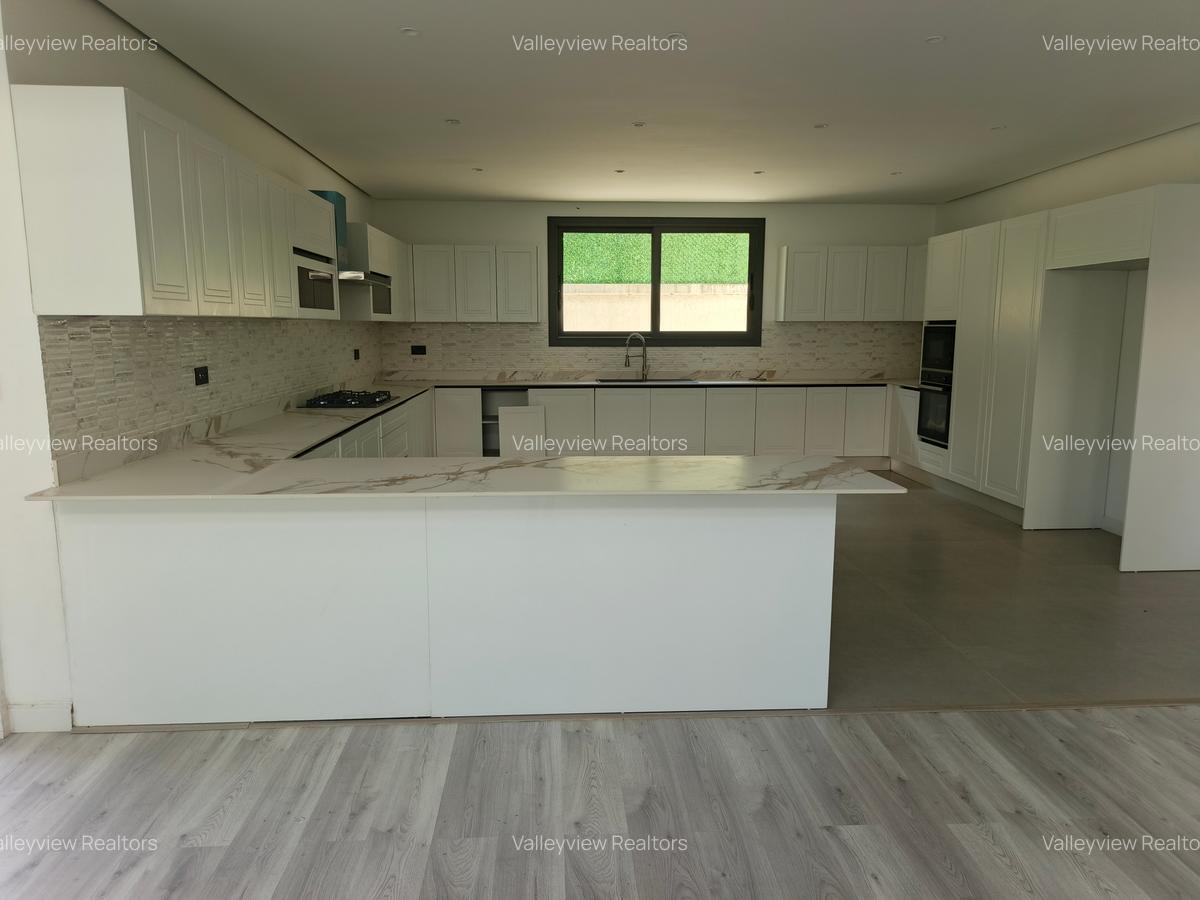 5 Bed Townhouse with En Suite at Lavington - 3