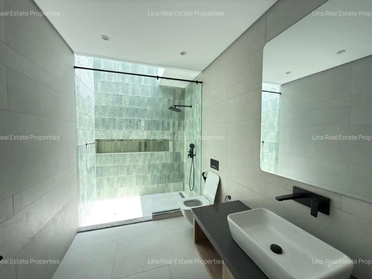 5 Bed Townhouse with En Suite in Kyuna - 9