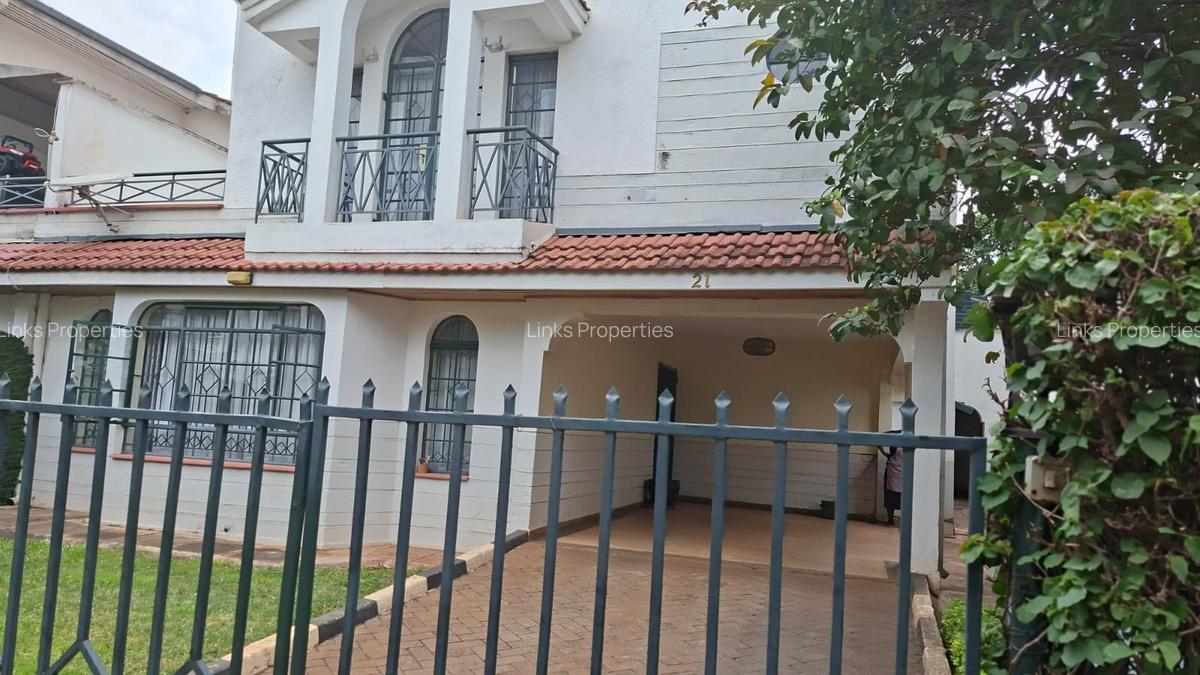 4 Bed Townhouse with En Suite at Lavington - 3