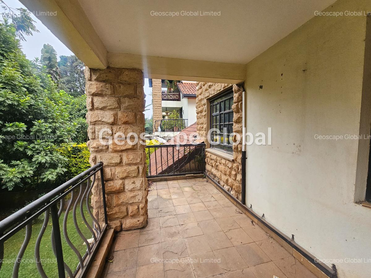 5 Bed Townhouse with En Suite in Lavington - 2
