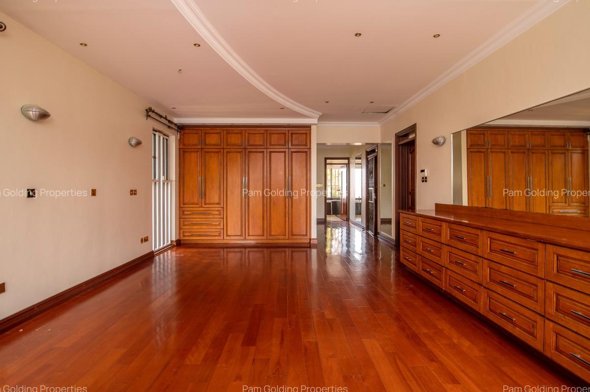 5 Bed House with En Suite in Runda - 14