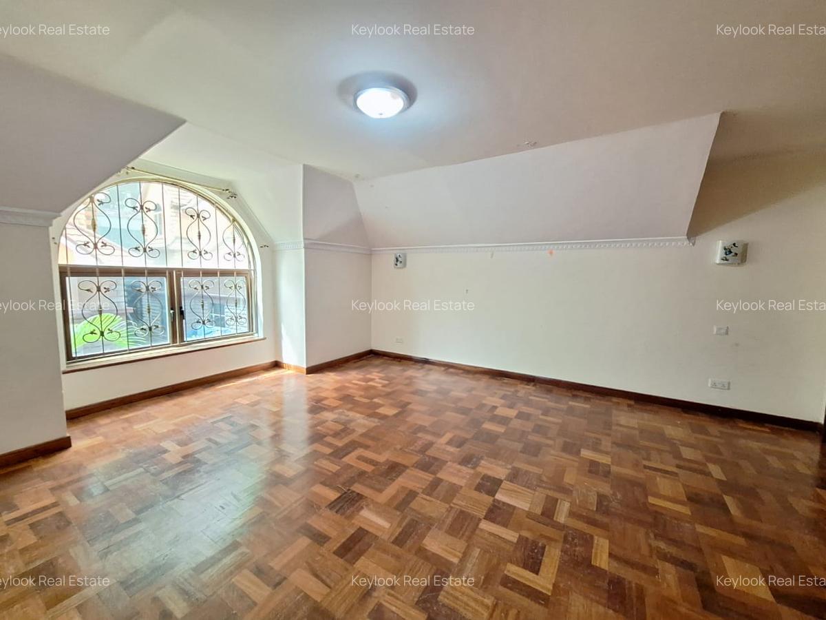 5 Bed Townhouse with En Suite at Othaya Road - 16
