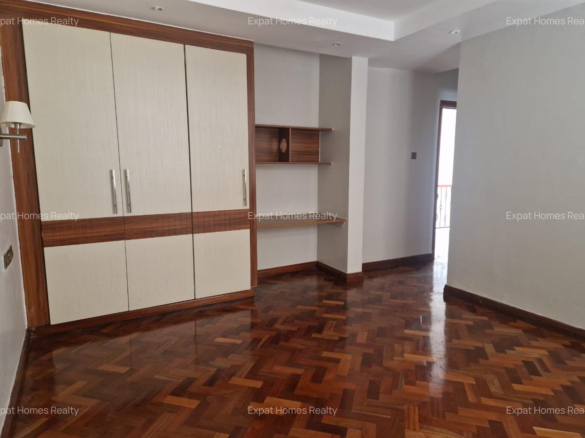 4 Bed Apartment with En Suite in Riverside - 2