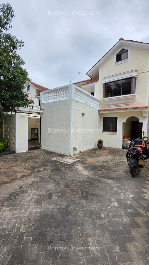 4 Bed Townhouse with En Suite at Lavington Green. - 9