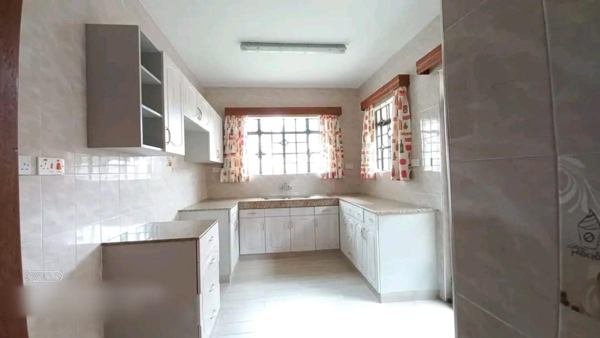 4 Bed Townhouse with En Suite at Lavington - 4