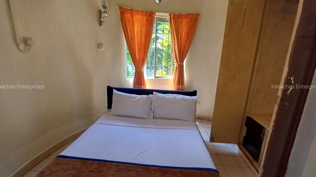 Serviced 1 Bed Apartment with En Suite at 1St Avenue - 11