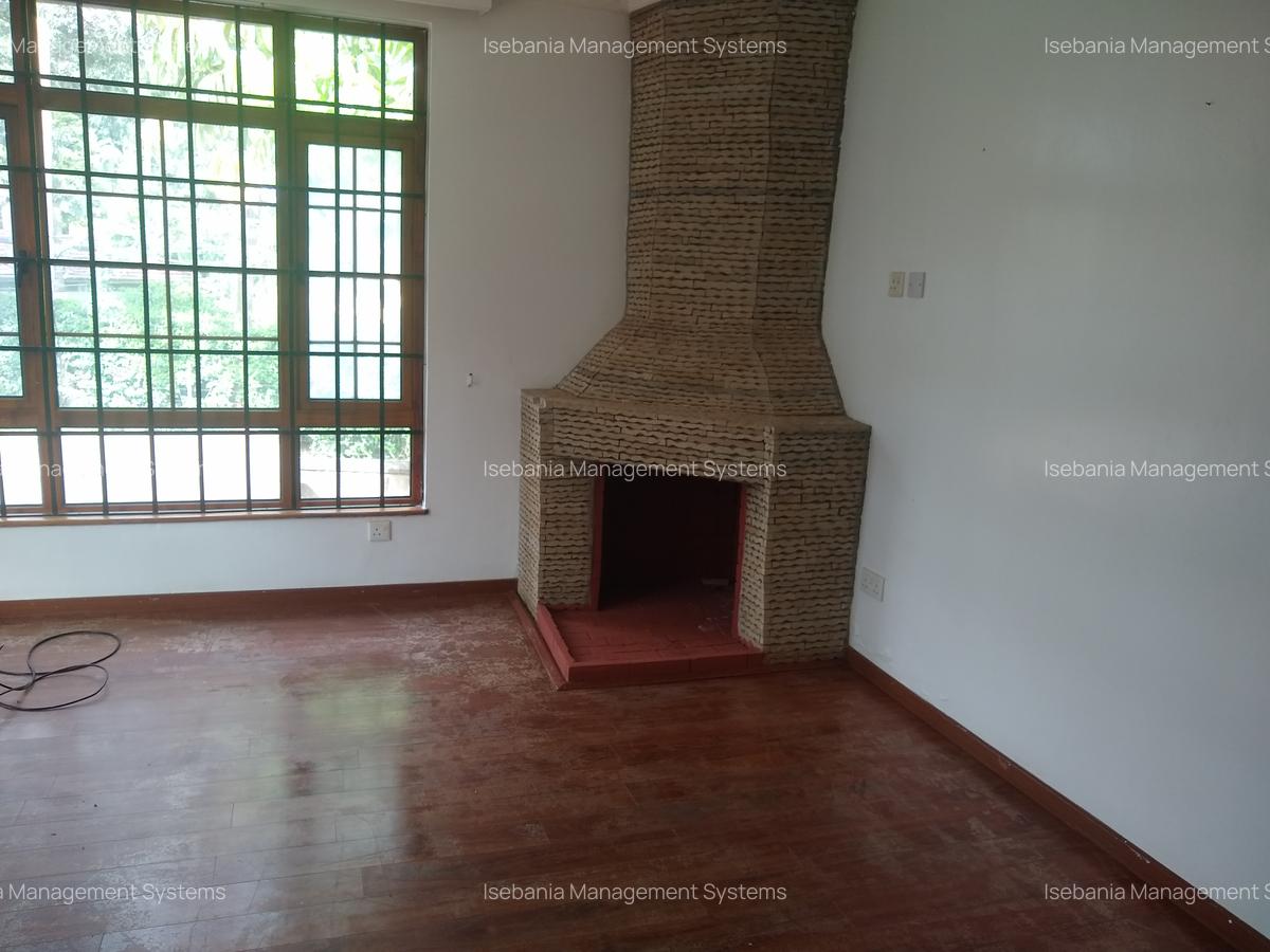 5 Bed House with En Suite at - 14