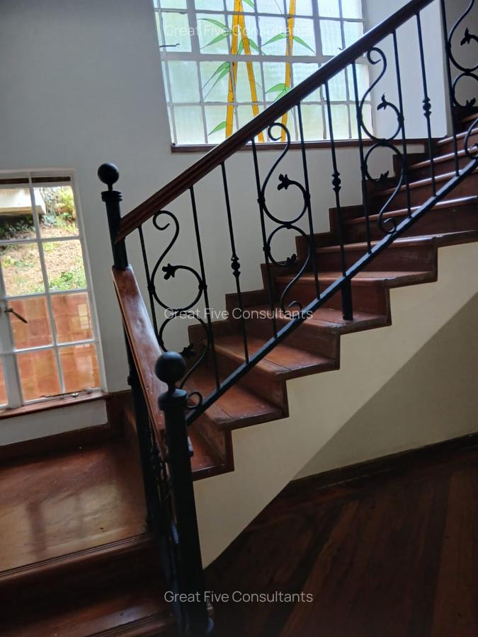 5 Bed Villa with En Suite in Rosslyn - 10