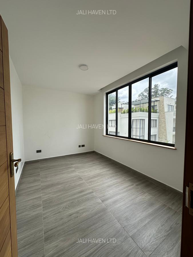 5 Bed Villa with En Suite in Lavington - 14