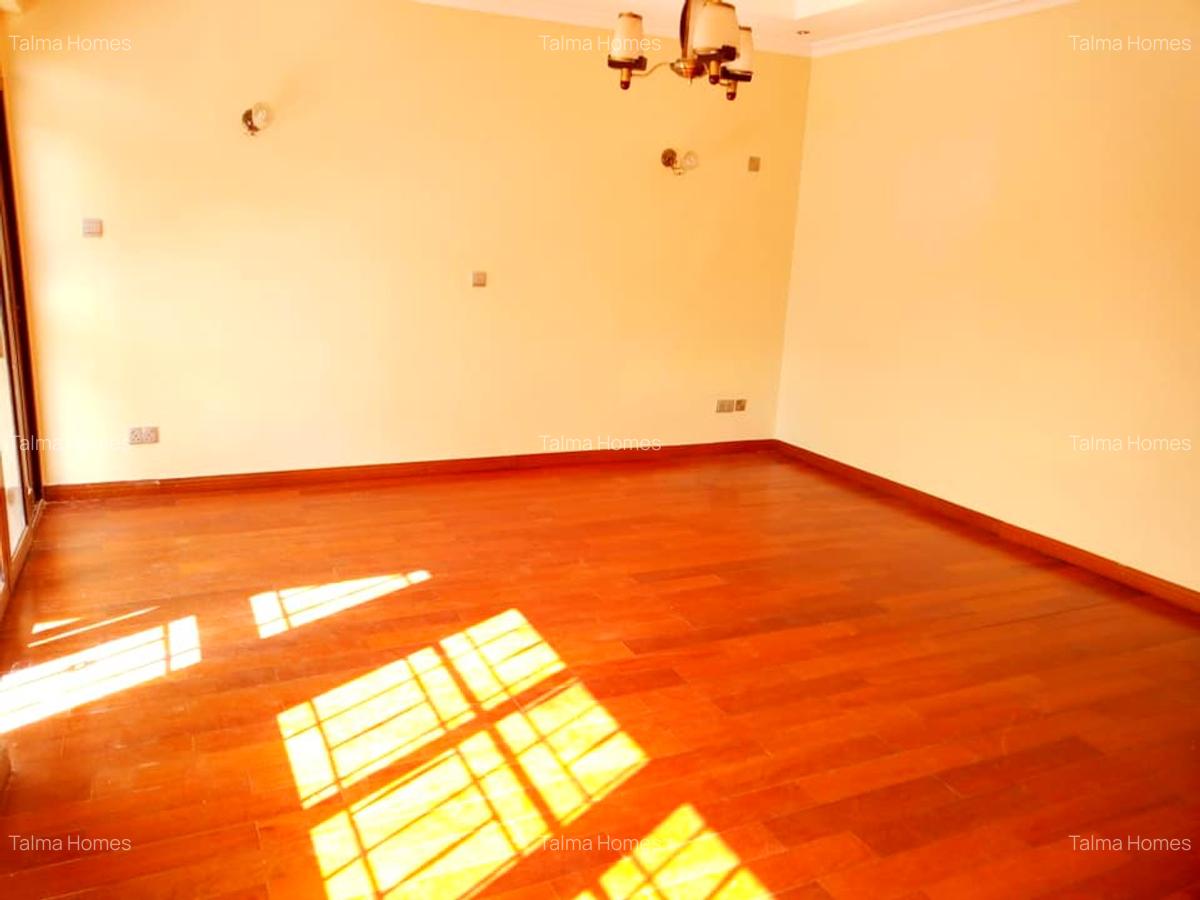 5 Bed Townhouse with En Suite at Lavington - 19