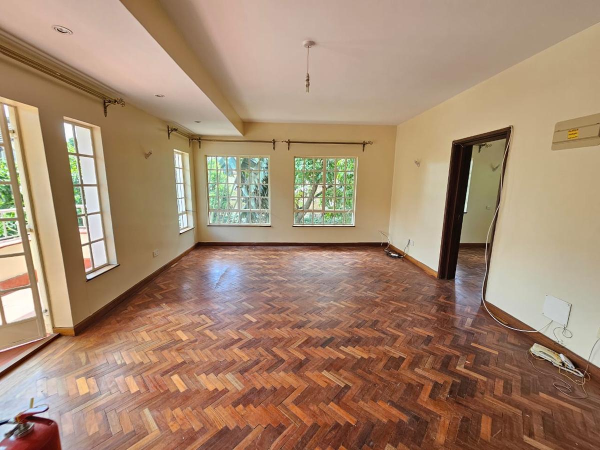 5 Bed House with En Suite in Lavington - 10