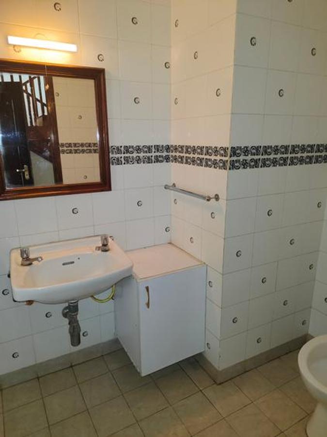 4 Bed Townhouse with En Suite at Lavington - 8