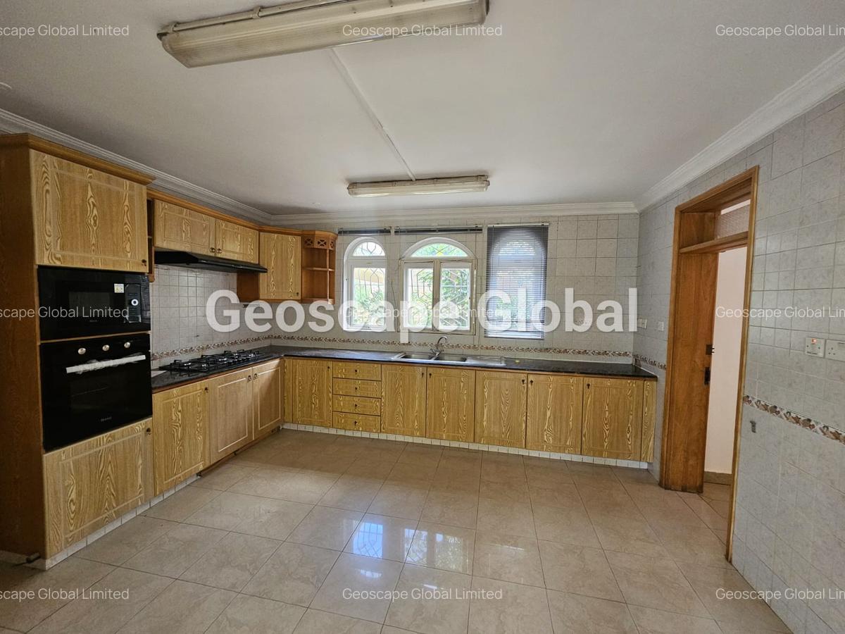 5 Bed House with En Suite in Runda - 7