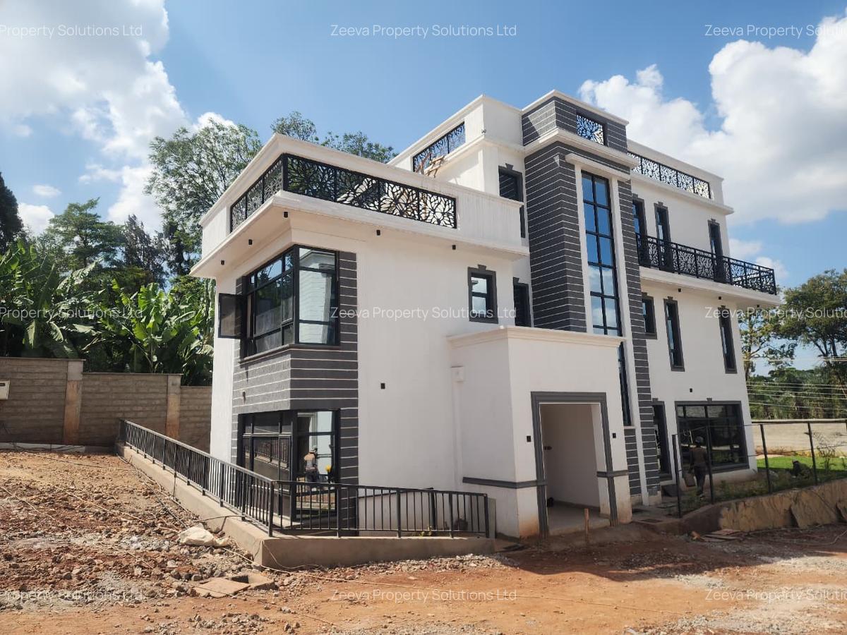 5 Bed House with En Suite in Lavington - 1
