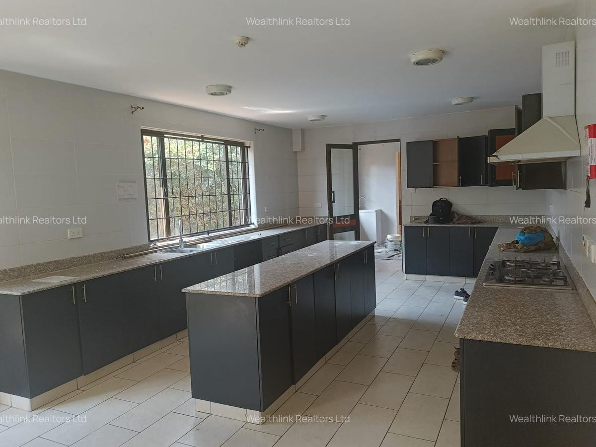 5 Bed Townhouse with En Suite at Horse Shoe Village - 10
