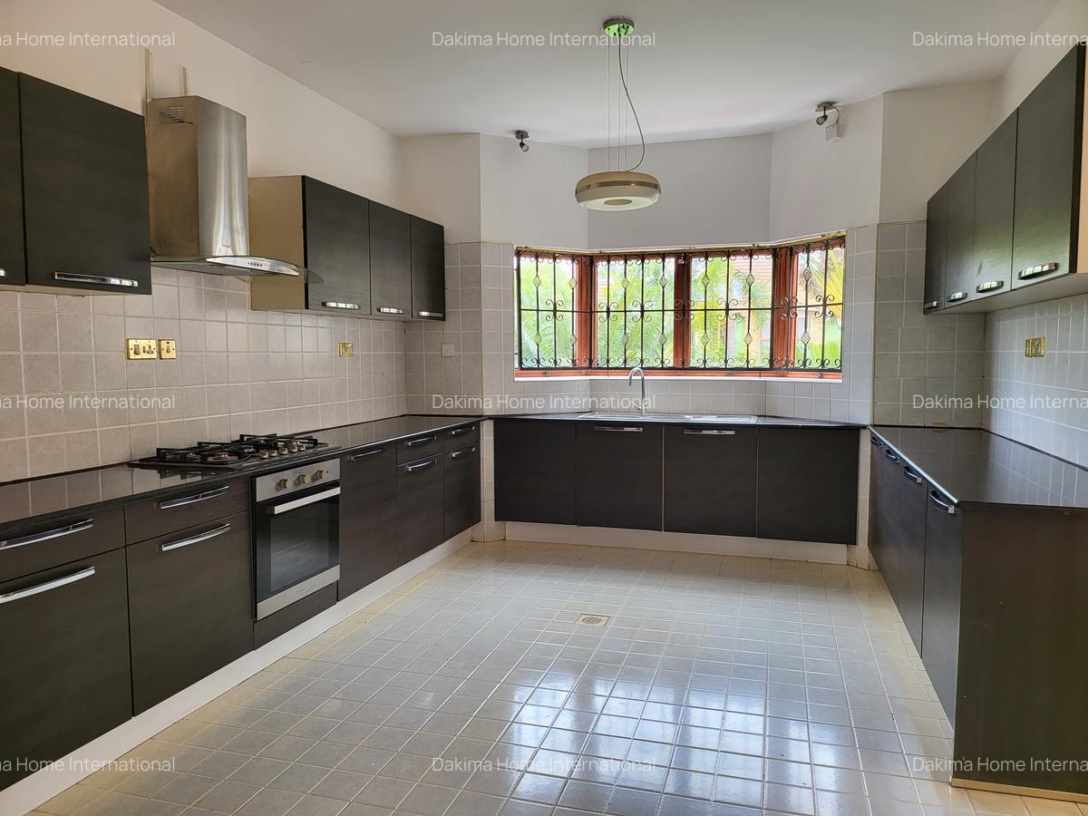 5 Bed Townhouse with En Suite in Runda - 2