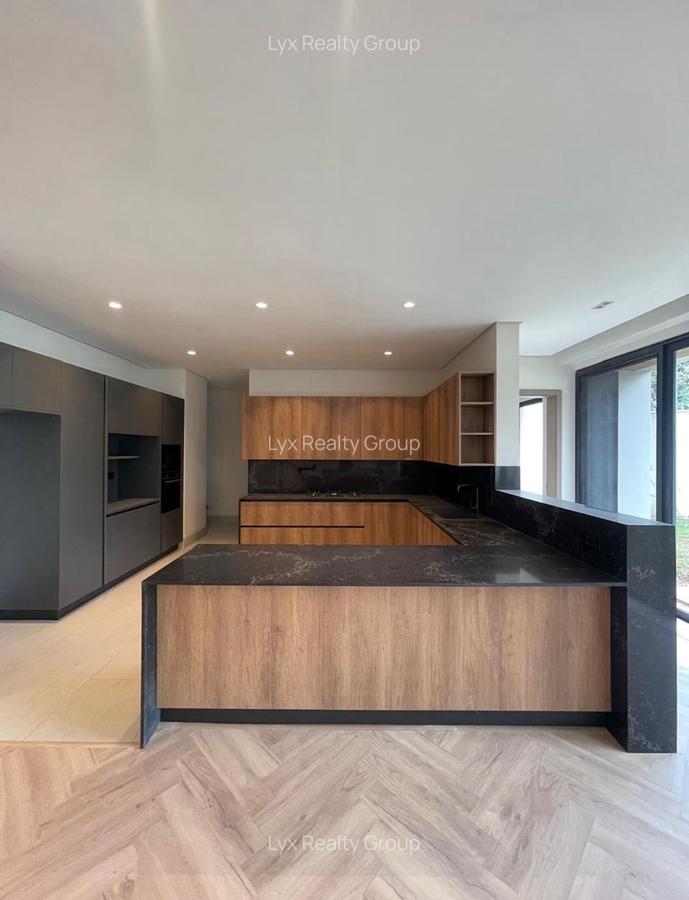 5 Bed Villa with En Suite in Brookside - 6