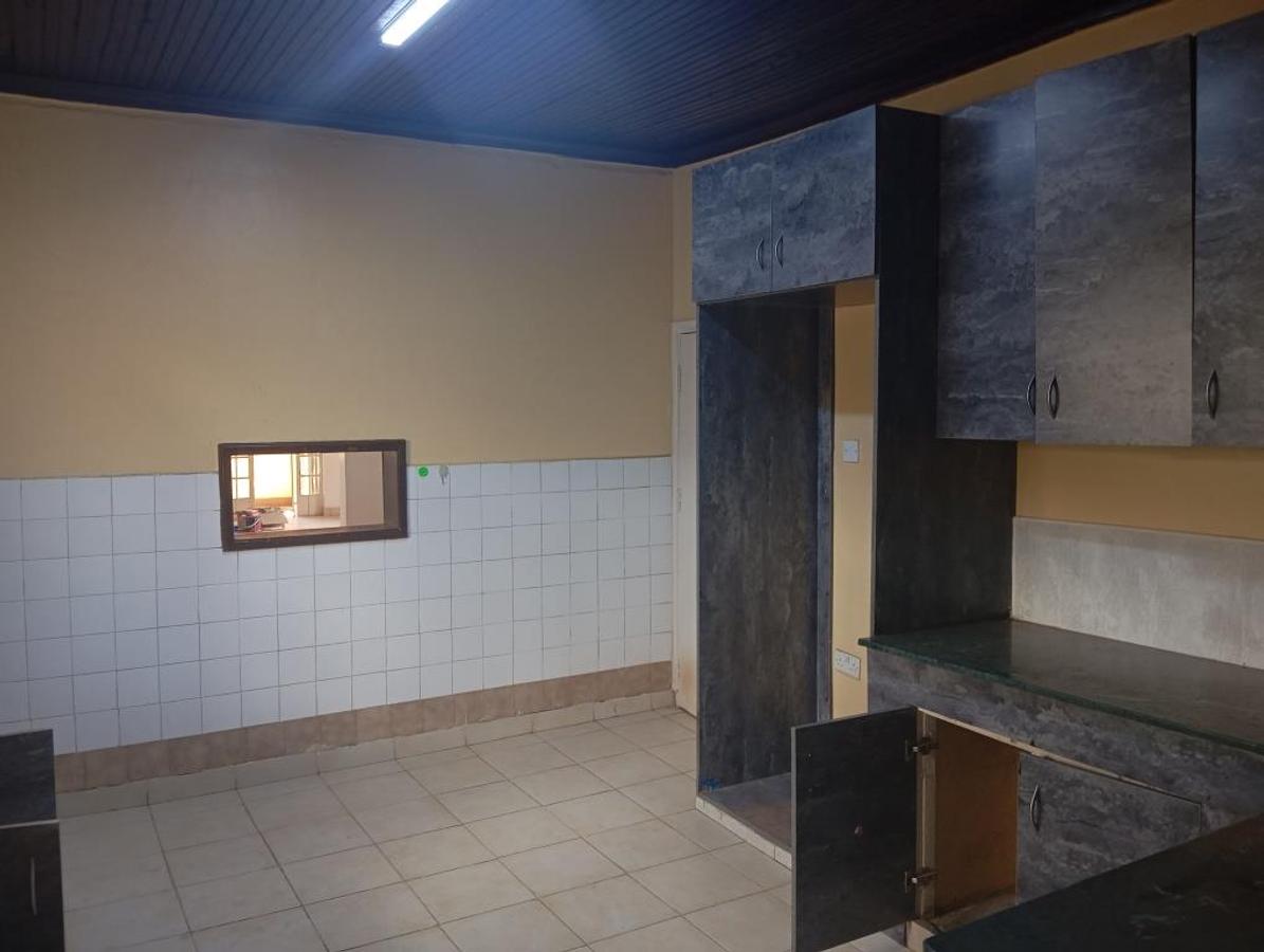 5 Bed House with En Suite at Mountain View - 6