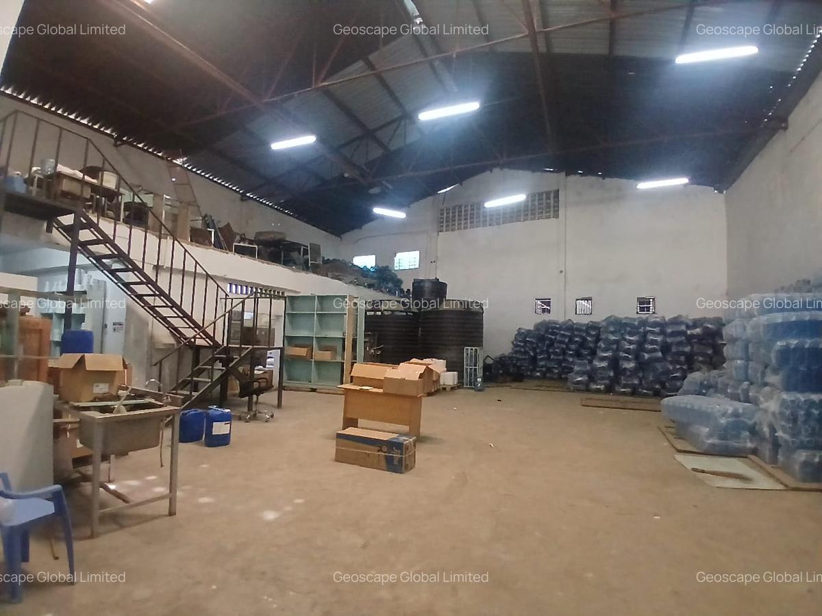 4,998 ft² Warehouse with Parking in Industrial Area - 1