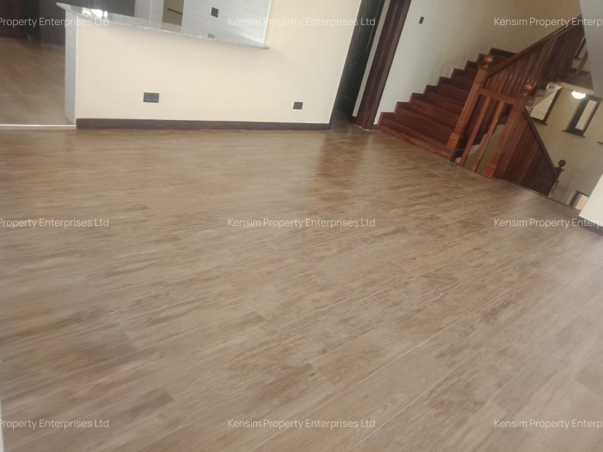 5 Bed Townhouse with En Suite in Lavington - 2